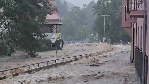 Čtvrtá oběť povodní. Seniorka odešla z evakuačního centra, doma ji strhla voda