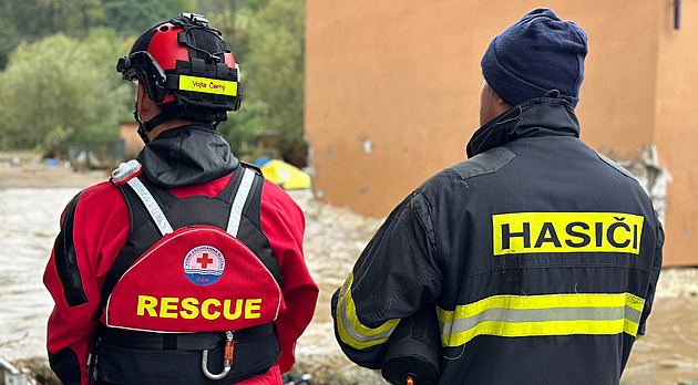 Pi niivých povodních pomáhá i Vodní záchranná sluba eského erveného kíe.