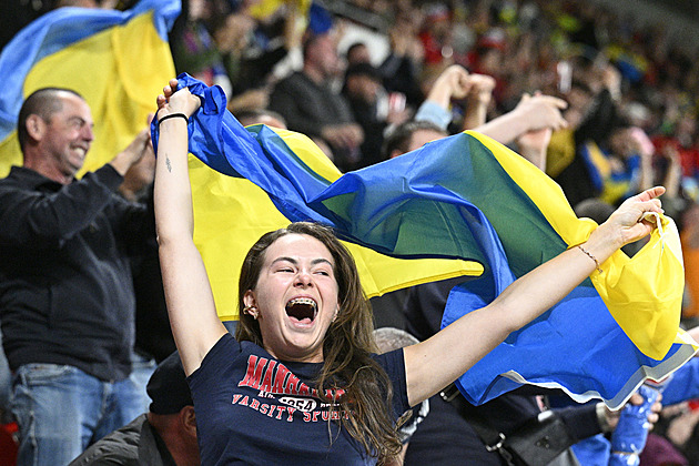 Češi měli přednostní nákup i slevy, ale neměli zájem. Tak na fotbal šli Ukrajinci