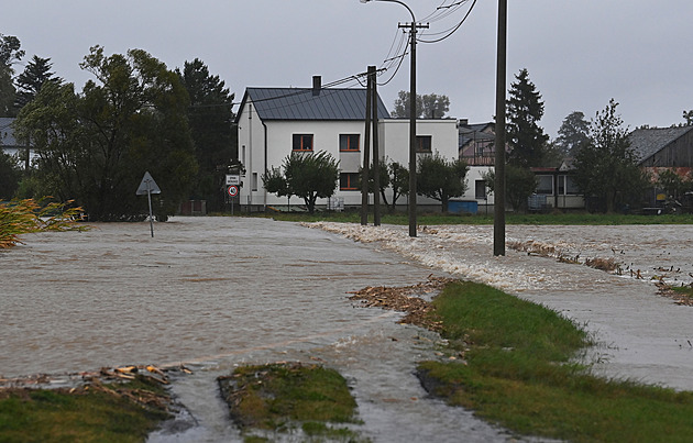 Tisíce lidí v Opavě opouští domovy. Voda odřízla i sever Olomouckého kraje