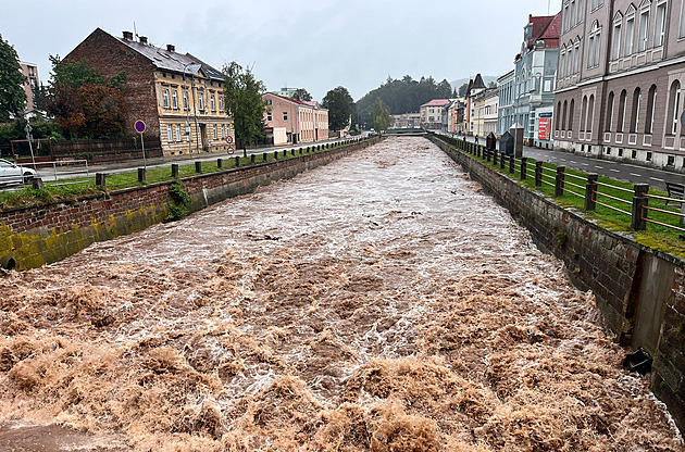 Úpa u Trutnova je na třetím povodňovém stupni, v Hradci operuje dron