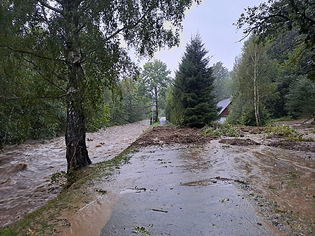 Policie hledá první pohřešované. Muž zmizel v potoce, voda vzala auto s lidmi