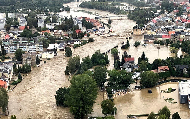 Po povodních pomůže až 2 tisíce vojáků, rozhodla vláda. Volby neodkládá