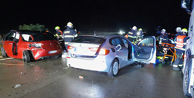 Řidiče po nehodě na dálnici srazilo projíždějící auto. V nemocnici zemřel