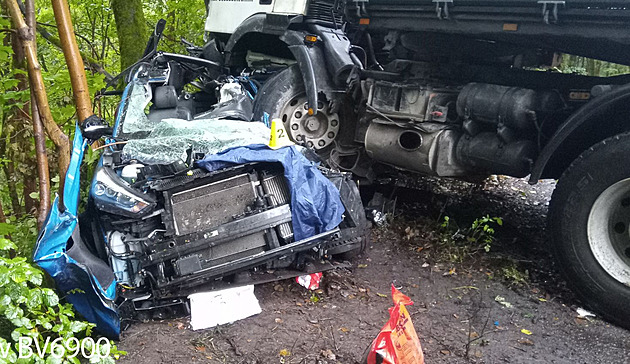 Hasii zasahovali u váné nehody u Nejdku, kde bouralo nákladní auto s osobním....