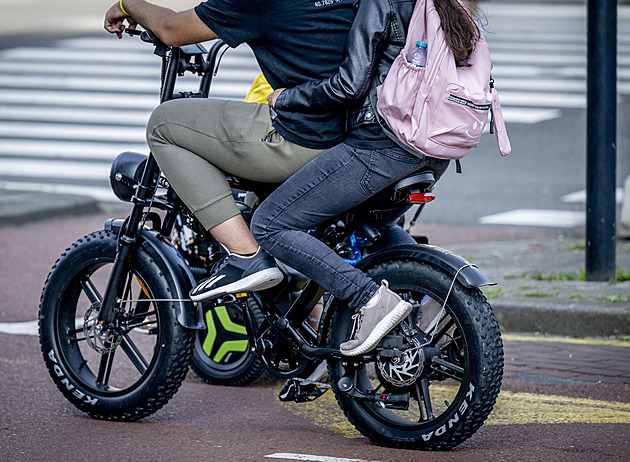 Rotterdam zaplavila „tlustá kola“ z Číny. Úřady jich zabavily tisíce