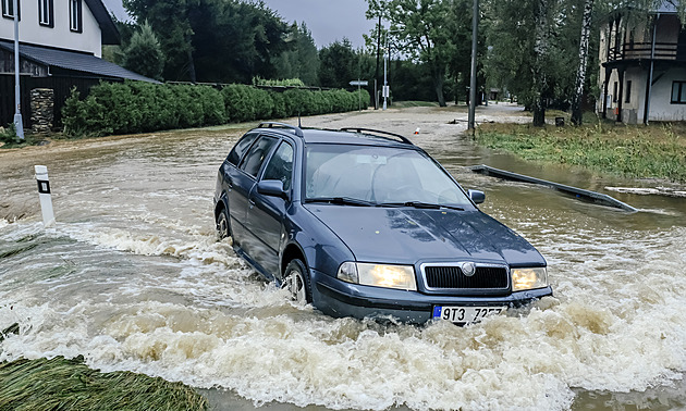 Záplavy ochromily dopravu. Řada silnic je neprůjezdná, na železnicích milionové škody