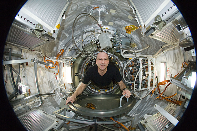 Americký senior netráví čas doma v bačkorách, ale zamířil Sojuzem na ISS