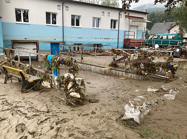 Základní kola eská Ves na Jesenicku je kompletn pod vodou. Shání peníze i...