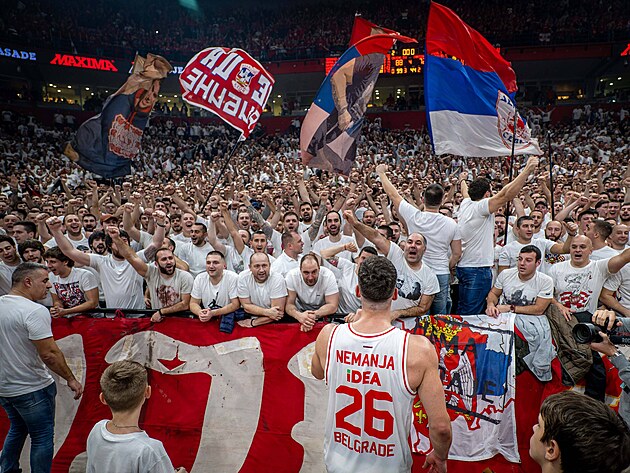 Fanou�ci Crvene zvezdy b�hem z�pasu s Partizanem.