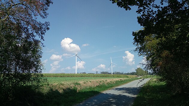 Dva velké vtrníky na vrku nad obcí Vnice na Havlíkobrodsku vyrábjí...