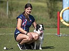 Elena Hlobilov� p�i tr�ninku agility s psem Am�lkou na provizorn�m h�i�ti ve...