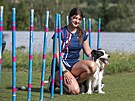 Elena Hlobilov� p�i tr�ninku agility se psem Am�lkou na provizorn�m h�i�ti ve...