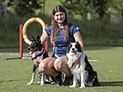 Elena Hlobilov� p�i tr�ninku agility se psem Am�lkou a jej�m n�stupcem Speedym...