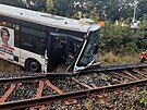 Po stetu s osobnm vozidlem skonil autobus v kolejiti. (19. z 2024)