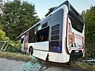 V karlovarsk Horov ulici ve tvrtek rno po nehod sjel autobus ze svahu do...
