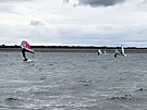 Na pehrad Nechranice dili vyznavai windsurfingu i wingfoilu