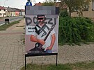 Policist provuj pokozen nkolika pedvolebnch banner s fotkami...