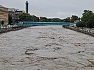 Stoup i eka Ostravice v centru Ostravy. Stav v nedli veer pi pohledu ze...