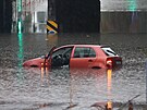 Zatopen podjezd v Ostrav-Pvozu na Marinskohorsk ulici. Ve velk vod se...