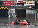 Zatopen podjezd v Ostrav - Pvozu na Marinskohorsk ulici. Ve velk vod se...