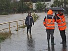 Situace ve Splavn ulici u potoka Porubky v Ostrav-Porub byla stle vce...