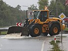 Odstraovn vody ze zaplaven Polaneck ulice mezi ostravskmi stmi Svinov a...