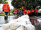 Dobrovoln hasii pomhali stavt stny z pytl s pskem u Male v eskch...