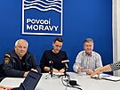 Zleva vedouc hasi Ji Pelikn, hejtman Jan Grolich a f Povod Moravy...