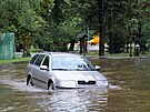 Voda zalila o vkendu tak ulice Frdku-Mstku. Nkte idii jzdou...