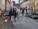 Pot, co opadla voda, se lid vracej dom a seznamuj se se situac. Ulice...