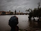 Praha vyhl velkou vodu. Kolem ek rostou protipovodov bariry, ada...