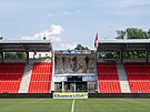 Pardubice maj nov fotbalov stadion. A mezi modernmi tribunami chtrajc...