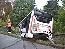 Po stetu s osobnm vozidlem skonil autobus v kolejiti. (19. z 2024)