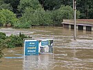 Hanuovice na umpersku zaplavila po protren behu pekvapiv metr vysok...