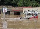 Hanuovice na umpersku zaplavila po protren behu pekvapiv metr vysok...