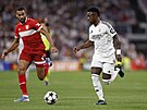 K�ídelník Realu Madrid Vinícius Júnior (vpravo) vede mí� v utkání se...