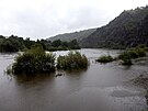 Vltava ve Vranm nad Vltavou zaplavila cyklostezku do Prahy. Na silnici zatm...