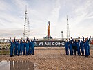 Don Pettit (v pravé skupince astronaut je dobe schovaný pesn uprosted)...