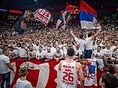 Fanouci Crvene zvezdy bhem zápasu s Partizanem.