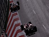 Charles Leclerc z Ferrari stíhá Oscara Piastriho  z McLarenu bhem Velké ceny...