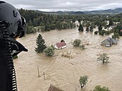 Fotografie poskytnutá polskými hasii ukazuje zaplavenou oblast u eky Nysa...