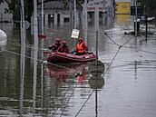 Rozvodnná eka Odra v Ostrav. Záchranái na lunech projídjí do odíznuté...