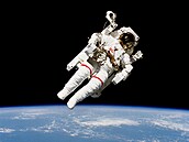 Bruce McCandless bhem výstupu do volného vesmíru bez jitní (7. února 1984)