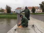 Kromí uzavela lávku pes Moravu a nechala z ní odstranit zábradlí. (záí...