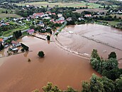 Pohled z dronu ukazuje zaplavenou oblast v polských Piszkowicích. (15. záí...