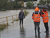 Situace ve Splavní ulici u potoka Porubky v Ostrav - Porub byla stále více...