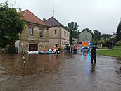 Evakuace jednoho z obyvatel v Beneov nad ernou. (14. záí 2024)