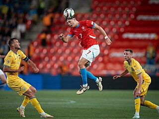 Ladislav Krej hlavikuje balon v utkn s Ukrajinou.