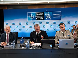 Prezident Petr Pavel, éf Vojenského výboru NATO Rob Bauer a náelník tábu...